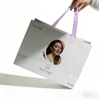 Sacs shopping en papier recyclé lilas de luxe imprimés sur mesure avec logo pour l'emballage de vêtements avec poignée