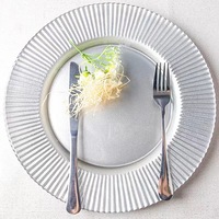 Vente en gros Assiette de présentation en verre à rayures de 13 pouces Table ronde personnalisée Assiette de présentation décorative en verre de corail à bordure argentée et dorée pour la fête