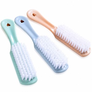 Brosse à chaussures en plastique avec poils blancs, couleurs bleu menthe et pêche, pour le nettoyage, design durable - Product Image 1