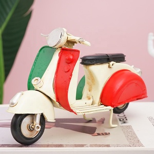 Modellino 3D Vintage di Mini Scooter in Metallo per Decorazione Domestica, Regalo, Decoro da Scrivania Antico, Modello di Moto in Metallo Pressofuso in Vendita - Product Image 2