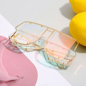 Lunettes de soleil steampunk carrées pour femmes, avec logo personnalisé, rivets métalliques uniques, protection UV400, style masque. - Product Image 5