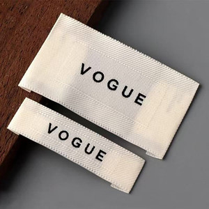 Tùy Chỉnh Chất Lượng Cao 3D Logo Tag May Trên Cao Su Satin Mềm Chăm Sóc Cổ Dệt Nhãn Cho Quần Áo - Product Image 1