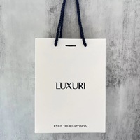Sac cadeau en papier bordeaux imprimé sur mesure QH avec logo doré et poignée torsadée pour boutique de vêtements (vente en gros)
