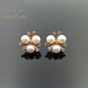 Venta al por mayor <span class=keywords><strong>de</strong></span> pequeños accesorios <span class=keywords><strong>de</strong></span> joyería DIY, accesorios <span class=keywords><strong>de</strong></span> aleación para manualidades, accesorios para el cabello, accesorios para prendas <span class=keywords><strong>de</strong></span> vestir, <span class=keywords><strong>con</strong></span> forma <span class=keywords><strong>de</strong></span> flor, base dorada y plateada, perlas y pedrería. - Product Image 2