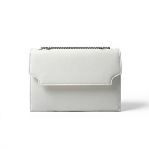 Sac à bandoulière en cuir PU blanc en forme d'enveloppe avec chaîne, fermeture à rabat, élégant pour femme, idéal pour les fêtes et mariages - Product Image 1
