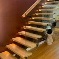 Escalier flottant moderne en acier au carbone à poutre unique avec marches en bois de hêtre pour usage intérieur