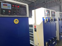 Automatische kartonnen print-, sleuf- en stansmachine voor de productie van golfkartonnen dozen