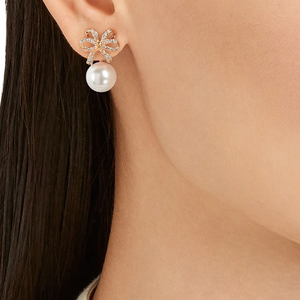 Boucles d'oreilles pendantes modernes dorées avec nœud et perle pour femme – Bijou tendance avec accent perlé et design nœud - Product Image 6