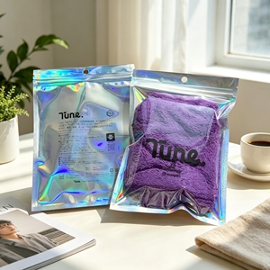 Bolsas holográficas al por mayor con cierre y orificio para colgar, bolsa de plástico con logotipo personalizado, efecto láser arcoíris, para prendas de vestir, accesorios de belleza y paquetes. - Product Image 1