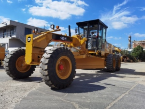 รถเกรดเดอร์ Caterpillar 140H รุ่นดั้งเดิมครบชุด พร้อมระบบบังคับเลี้ยวไฮดรอลิก  พร้อมริปเปอร์หลัง ยางสำหรับงานหนัก ประสิทธิภาพการทำงานที่มั่นคง - Product Image 2
