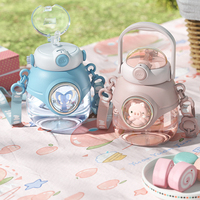 Bouteille d'eau en plastique de qualité alimentaire au sésame pour enfants Style animal de dessin animé tasse de paille à gros ventre avec poignée et sangle bouteille de 1100ml