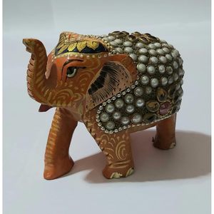 Escultura de elefante de madera hecha a mano de PARIJAT HANDICRAFT pintada con intrincado diseño de incrustaciones - Product Image 1