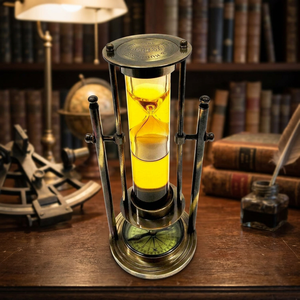 Sablier cylindrique en laiton CH, liquide jaune, chronométrage précis, design traditionnel, fait main - Product Image 1