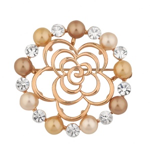 เข็มกลัดเพชรแฟชั่น เข็มกลัดทองแดงคุณภาพสูงแบบสั่งทำ เข็มกลัดแฟชั่นประดับมุกและเพชรซิร์คอนรูปดอกไม้สำหรับผู้หญิง - Product Image 1