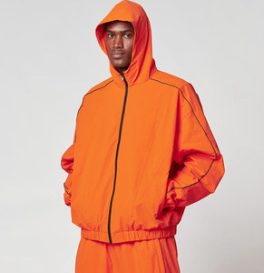Servicio OEM: Chaquetas cortavientos de nailon ligero con cremallera y ribetes reflectantes, y conjunto de joggers de lujo antiolor. - Product Image 3