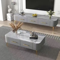 Meuble TV de luxe avec plateau en marbre, 3 tiroirs, pieds en bois coniques blanc crème cannelé et doré, pour salon et hôtel