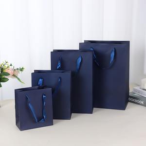 ถุงของขวัญกระดาษคราฟท์แบบกำหนดเอง ปิดด้วยแม่เหล็ก หูหิ้วเชือกฝ้าย พิมพ์ออฟเซ็ต สไตล์หรูหรา สีแดง สำหรับวันเกิด - Product Image 3