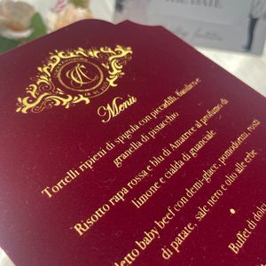 Tarjeta de Menú de Boda de Lujo en Terciopelo Borgoña con Monograma en Dorado, Menú de Cena Elegante Personalizado con Borla Color Rosa Pálido, Estilo Vintage - Product Image 3