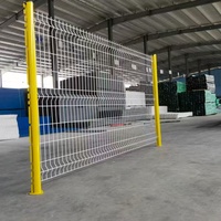 Esta valla curva 3D personalizada es fácil de instalar, mide 6 pies de altura y está disponible en amarillo y negro, ideal para la seguridad escolar.