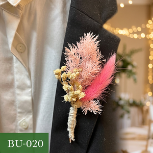 BU-020 Boutonnière en herbe de la pampa, fleur séchée, arrangement de revers rose et duveteux pour mariage - Product Image 3