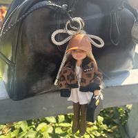 Pendentif de poupée mode artisanale pour fille avec casquette de baseball marron, breloque de sac style décontracté avec cordon réglable