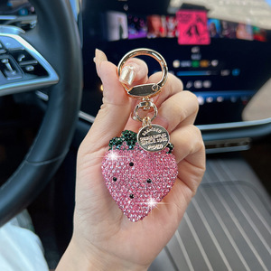 Nouveau type de porte-clés <span class=keywords><strong>fraise</strong></span> diamant en argile céramique, décoration de sac à la mode, pendentif brillant, porte-clés cadeau en gros - Product Image 5