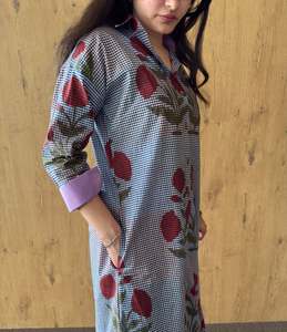 Conjunto de Túnica Floral a Cuadros para Mujer con Pantalones Morados, Elegante Conjunto de Dos Piezas para el Verano - Product Image 5