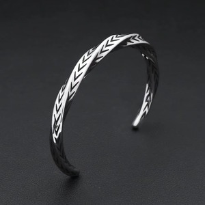 Yunnique – Bracelet ouvert en acier inoxydable pour hommes, motif flèche, en forme de C, design géométrique, bijoux cadeau - Product Image 4