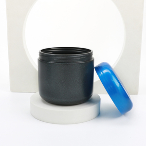 Pot vide en plastique HDPE noir personnalisé de 500 ml pour protéines, compléments alimentaires et produits de santé, avec bouchon à vis bleu. - Product Image 1