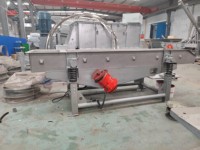 Crible vibrant linéaire à vitesse réglable FKJX en acier inoxydable avec 2 moteurs pour tamisage sans poussière de poudre d'amidon de maïs pour atelier alimentaire