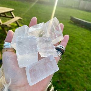 แคลไซต์สีรุ้งธรรมชาติแบบขัดเงา คริสตัลบำบัดสำหรับการทำสมาธิทางจิตวิญญาณ ของตกแต่งบ้าน ของสะสม ของขวัญ ขายส่ง - Product Image 3