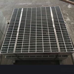 ตะแกรงเหล็กชุบสังกะสีสำหรับปิดท่อระบายน้ำ วัสดุก่อสร้างโลหะเคลือบแข็งแรงทนทานสำหรับงานระบายน้ำและงานหลังคา - Product Image 5