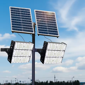 Faro LED Solare da Esterno IP65 100W 200W 300W per Campi da Calcio e Stadi - Product Image 1