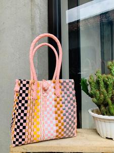 Elegante bolso de mano de alta calidad para mujeres adultas Accesorio Premium hecho de plástico indonesio reciclado tejido de moda - Product Image 3