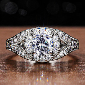 Anello Elegante da Donna con Taglio Rotondo Scintillante, Gioiello Regolabile in Lega, Stile di Fidanzamento - Product Image 1