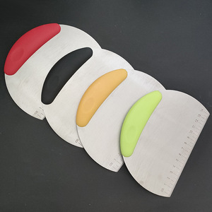 Ensemble <span class=keywords><strong>de</strong></span> paniers à pain <span class=keywords><strong>en</strong></span> rotin naturel avec racloir à pâte double face et tapis <span class=keywords><strong>de</strong></span> levage - Product Image 1