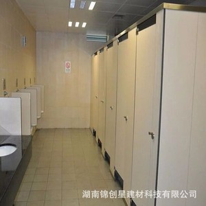 Cloison de toilettes publiques en bois, étanche, insonorisée, au sol, design minimaliste - Product Image 4