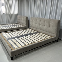 Lit double moderne minimaliste italien OEM, en tissu velours chenille avec sommier à lattes en bois pour chambre principale