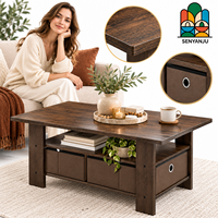 Table basse rectangulaire en bois industriel, finition foncée, 2 niveaux, étagère ouverte, bacs de rangement en tissu