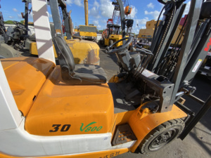 Montacargas TCM FD30 Usado de 3 Toneladas, Diésel, 4x4, de EE. UU., Modelo 2024, Pocas Horas de Uso, Neumáticos Sólidos, para Terreno Accidentado, en Venta - Product Image 4