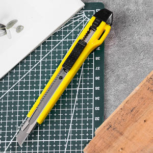 มีดคัตเตอร์สีเหลือง ขนาด 155 มม. ความยาวใบมีด 100 มม. วัสดุ ABS หมายเลขชิ้นส่วน 9951 สำหรับตัดกระดาษและวอลเปเปอร์ - Product Image 4