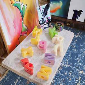 Acryl handgemaakte grote gat jumbo alfabet chunky letter kralen DIY plastic initial charms voor feestdagen cadeaus armband - Product Image 2