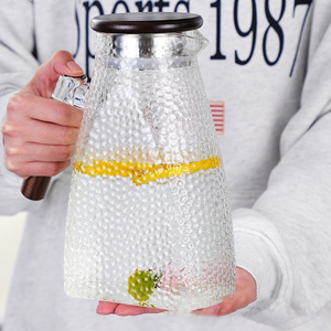 <span class=keywords><strong>Jarra</strong></span> de <span class=keywords><strong>agua</strong></span> y tetera moderna de vidrio de borosilicato martillado de 1600ml/1800ml con mango de madera, tapa con infusor de acero inoxidable, ecológica - Product Image 4