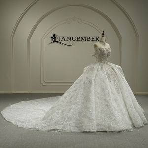 Vestido de Novia Moderno GT26023 Color Marfil con Escote Corazón, Cordones, Cola Larga Tipo Capilla, con Flores y Cristales - Product Image 2