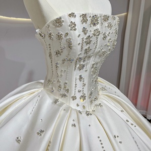 Vestido de Novia Moderno Minimalista JFH17 con Cola de Capilla, Apliques de Encaje Floral y Espalda con Cordones de Cristal - Product Image 5