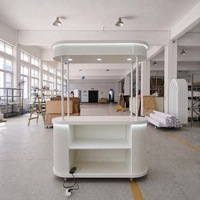 Chariot de présentation de parfums mobile avec éclairage LED, logo personnalisé, présentoir pliable en MDF pour centre commercial