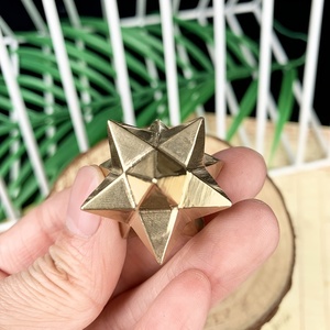 Venta al por Mayor de Tallados de Pirita Natural en Forma de Merkabah para Colección - Product Image 1