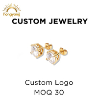 Fabricant de bijoux sur mesure : Boucles d'oreilles clous rondes en acier inoxydable plaqué or avec zircone cubique sertie en panier