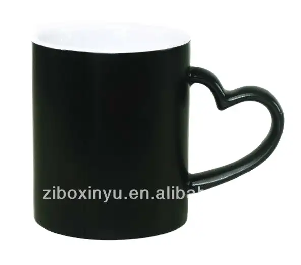 แก้วเปลี่ยนสีไวความร้อนมาตรฐานสีดำขนาด11ออนซ์พร้อมที่จับหัวใจสำหรับ ZIBO XINYU