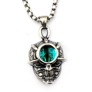 Collar con Colgante de Calavera de Acero Inoxidable con Llama y Ojo Turco de Resina Verde - Product Image 2